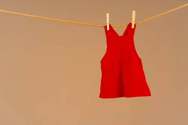 Vestuário para crianças fixado a um varal para secar — Fotografia de Stock