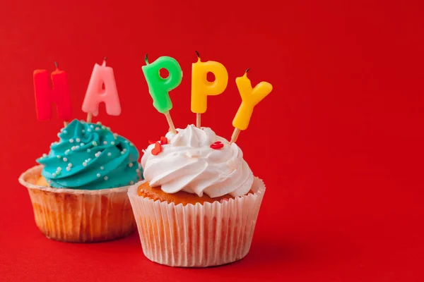 Χρόνια πολλά cupcakes σε έντονο χρώμα φόντο — Φωτογραφία Αρχείου
