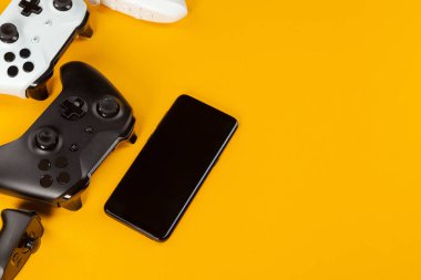 Renkli masa arka planında Vr Kulaklık