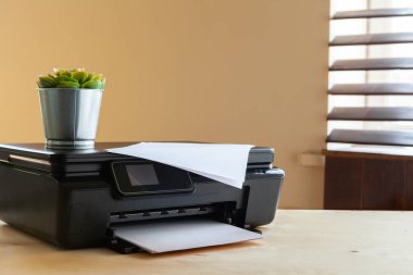 Masadaki siyah yazıcı makinesinin ön görüntüsü