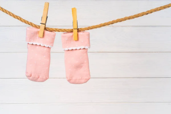 Calcetines de bebé en un tendedero. Ropa de bebé lavado — Foto de Stock
