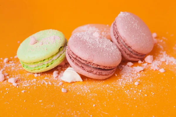 Close up macarons coloridos sobremesa com tons pastel vintage — Fotografia de Stock