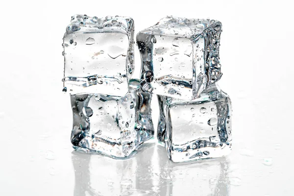 Cubos de hielo sobre fondo blanco. —  Fotos de Stock