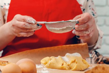Kadınların elleri kurabiyelere hamur hazırlıyor.