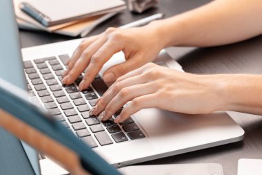 Klavyede yazan kadın ofis çalışanının kadın ellerini kapatma