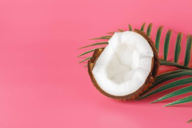 Hindistan cevizi parlak pembe arka plan üzerinde yarıya