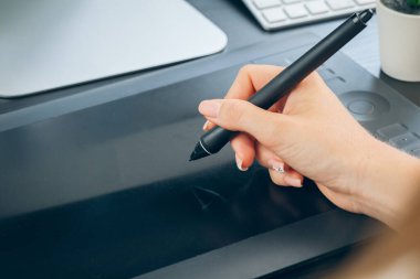 Dijital tablet üzerinde çalışan kadın eller grafik tasarımcı