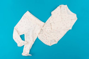 bebek kıyafetleri mavi arkaplan görünümünde