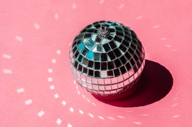 pembe arka plan üzerinde disko topu bauble. parti kavramı