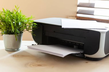 Üzerinde yazıcı olan bir ofis masasını kapat