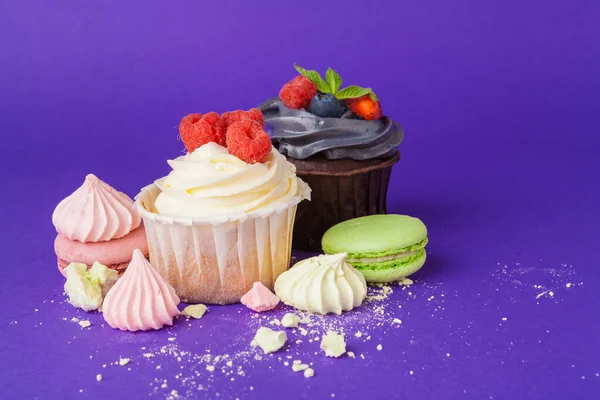 Belo cupcake contra fundo roxo escuro saturado — Fotografia de Stock