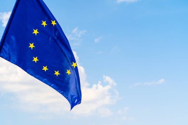 Mavi gökyüzüne karşı Avrupa Birliği bayrağı sallanıyor