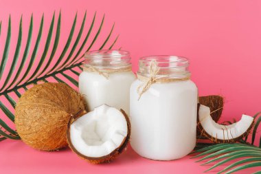 Parlak pembe arka plan üzerinde cam çatlak coco ve hindistan cevizi sütü