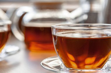 Sıcak bir fincan çay, ahşap kırsal masada.