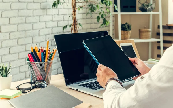Fechar de uma mesa de trabalho de um homem de negócios com laptop — Fotografia de Stock