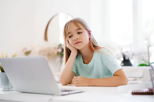 Aluno menina feliz usando laptop em casa — Fotografia de Stock