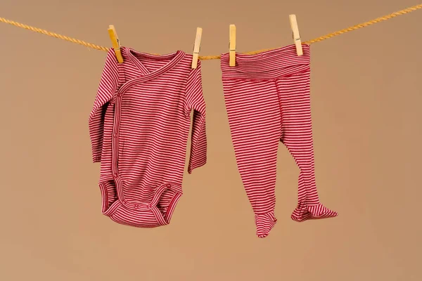 아이들의 옷이 마르도록 빨랫줄에 고정되어 있다 — 스톡 사진