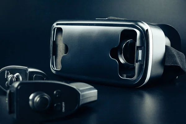 VR óculos de realidade virtual em uma mesa preta . — Fotografia de Stock