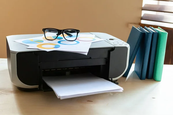 Крупним планом офісний стіл з принтером на ньому — стокове фото
