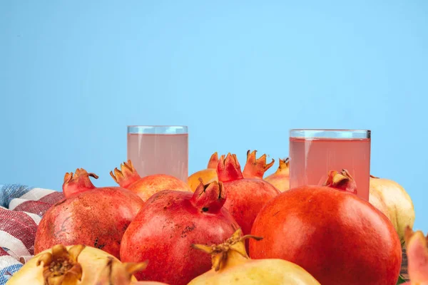 Copo de suco de romã e frutos em uma mesa — Fotografia de Stock