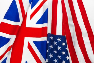 Amerikan bayrağı ve İngiliz bayrağı el sallıyor.