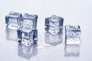 mavi arkaplanda buz küpleri