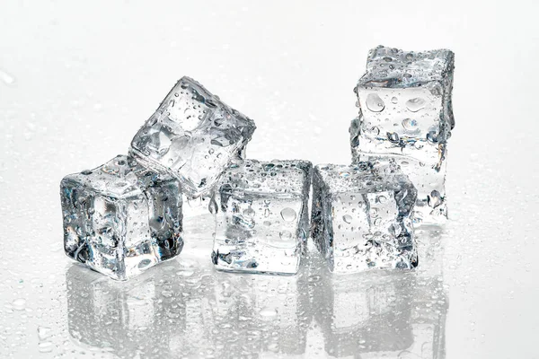 Cubos de hielo sobre fondo blanco. — Foto de Stock