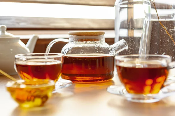 Gros plan de tasse de thé en verre avec du miel — Photo