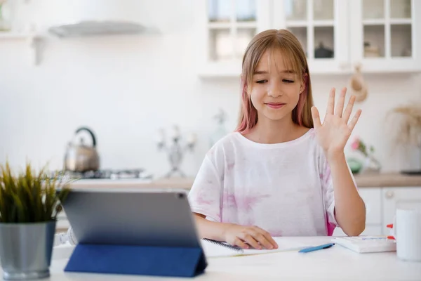 Homeschooled poco joven estudiante teniendo clase en línea usando tableta digital —  Fotos de Stock