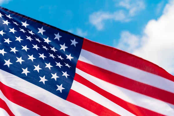 Bandera americana ondeando en el viento contra el cielo azul —  Fotos de Stock