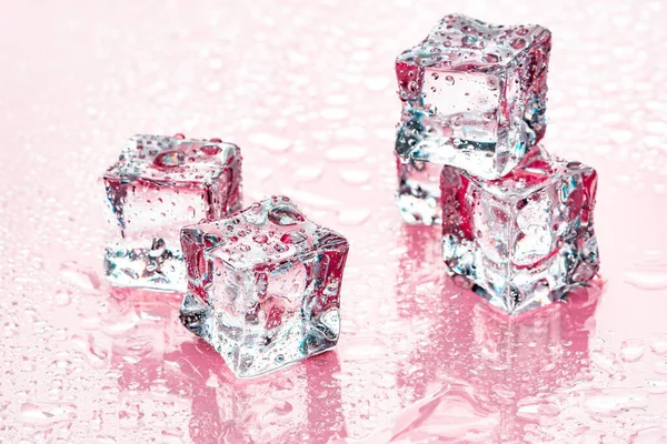 Cubos de hielo sobre fondo rosa —  Fotos de Stock