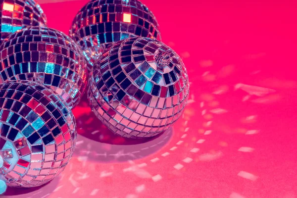 Spiegeldiskokugeln auf rosa Hintergrund. Party, Nachtleben-Konzept — Stockfoto