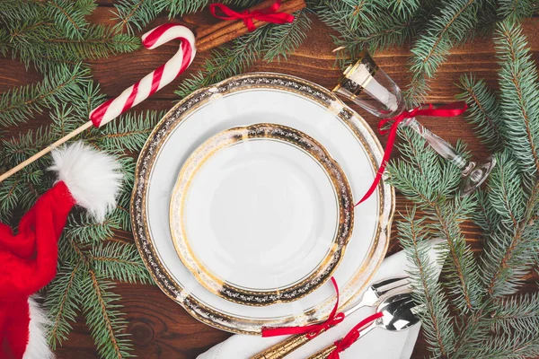 松の木の枝や装飾トップビューとクリスマステーブルの設定 — ストック写真