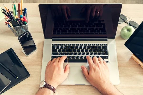 Fechar de uma mesa de trabalho de um homem de negócios com laptop — Fotografia de Stock