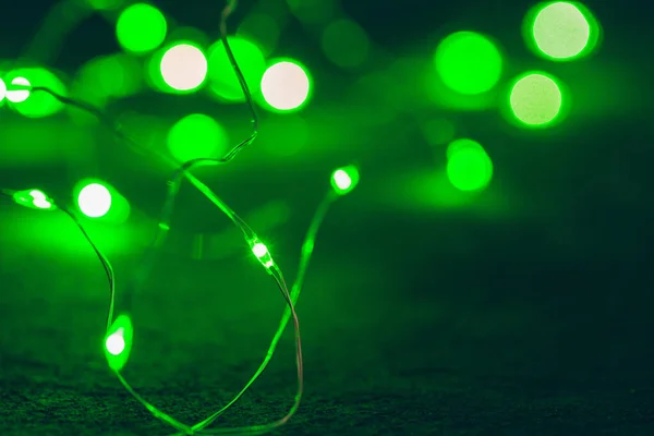 Bokeh de elementos de iluminación guirnalda verde fondo —  Fotos de Stock