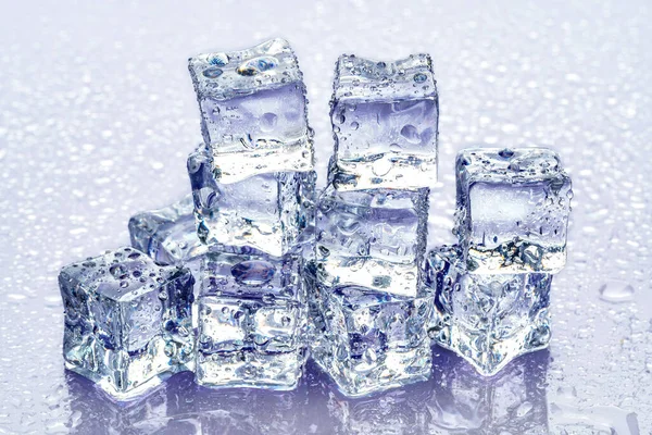 Cubitos de hielo sobre fondo azul —  Fotos de Stock