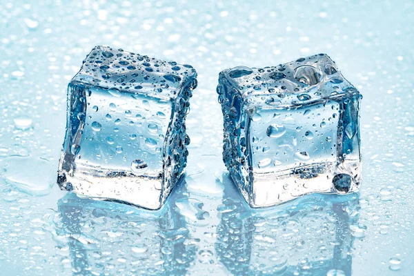 Cubitos de hielo sobre fondo azul —  Fotos de Stock