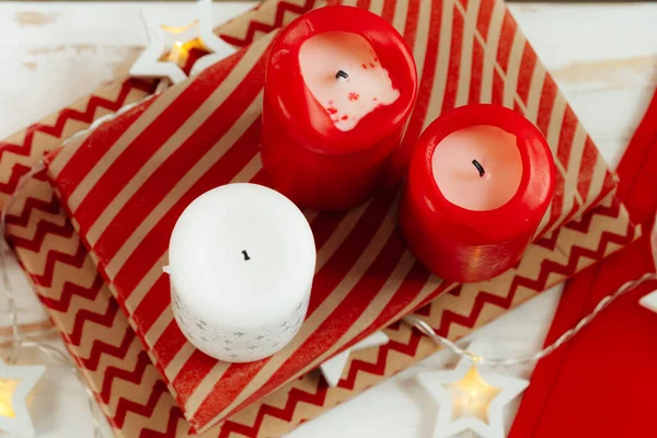 Κόκκινο και λευκό Χριστουγεννιάτικα κεριά εσωτερική διακόσμηση — Φωτογραφία Αρχείου