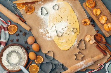 Kadın eli evde taze hamurdan kurabiye yapıyor.