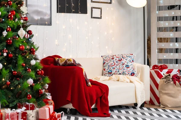 Vackert inredda julrum med gran och vit soffa — Stockfoto