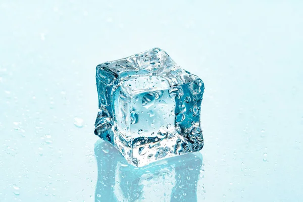 Cubitos de hielo sobre fondo azul —  Fotos de Stock