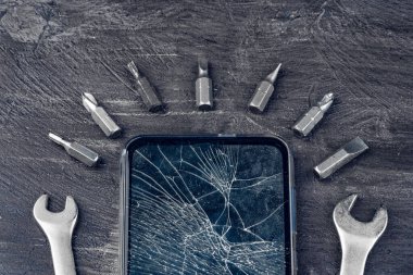 Aletleri olan dijital bir alet. Akıllı telefon konsepti onarılıyor