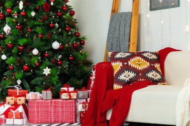 Güzel dekore edilmiş Noel odası köknar ağacı ve beyaz kanepe