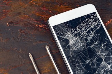 Bozuk ekranlı mobil akıllı telefon kapat