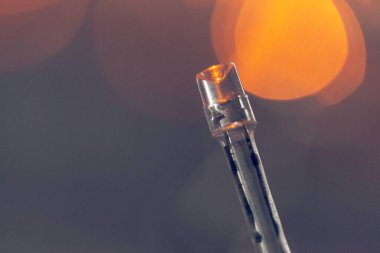 Koyu arkaplanda soyut Altın Bokeh parıltısı