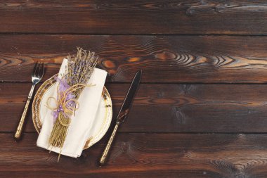 Tahta masa üzerinde eflatun renginde tatil masası.