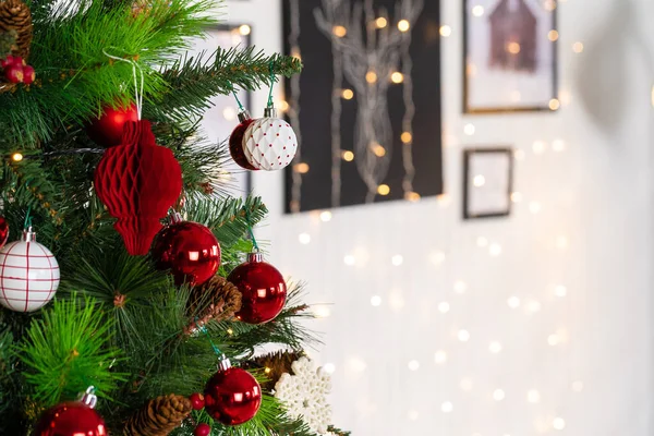 Palle bianche e rosse appese a un albero di Natale da vicino — Foto Stock