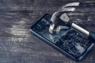 Aletleri olan dijital bir alet. Akıllı telefon konsepti onarılıyor