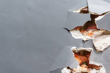 Yıkılmış duvarın parçası.