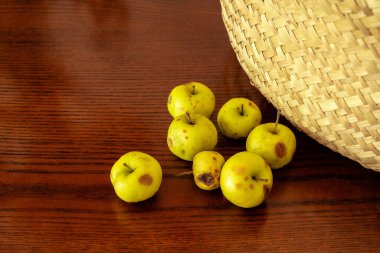 Küçük yeşil elmalı sepet.